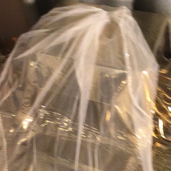 Women’s Lace Wedding Dress NWT, with veil - Picture 15 of 16